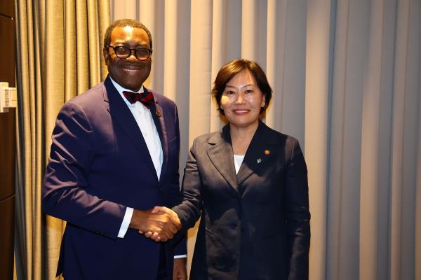 Agriculture Minister Song Mi-ryung (R) poses for a photo with the African Development Bank President Akinwumi Adesina in Seoul on June 4, 2024, in this photo released by the Ministry of Agriculture, Food and Rural Affairs. (PHOTO NOT FOR SALE) (Yonhap)