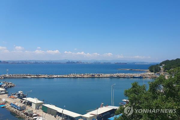 This photo shows the sea off Yeo<em></em>ngil Bay in Pohang, a<em></em>bout 260 kilometers southeast of Seoul, which could hold up to 14 billion barrels of oil and gas -- an amount that could meet South Korea's gas demands for 29 years and oil demands for four years. President Yoon Suk Yeol announced the approval of their exploration and drilling on June 3, 2024. (Yonhap)