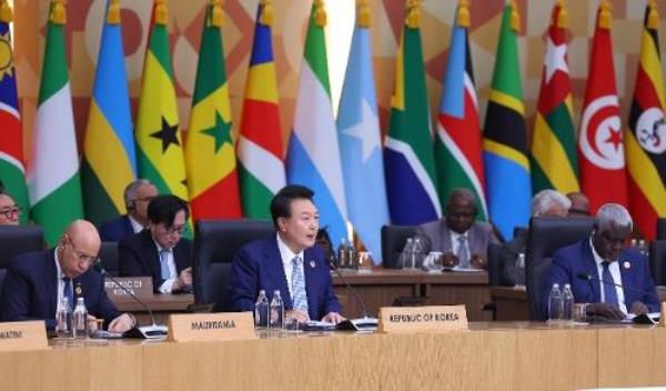 President Yoon Suk Yeol delivers an opening address during the Korea-Africa summit at the main venue of the summit in Gyeo<em></em>nggi Province on June 4, 2024. (Yonhap)