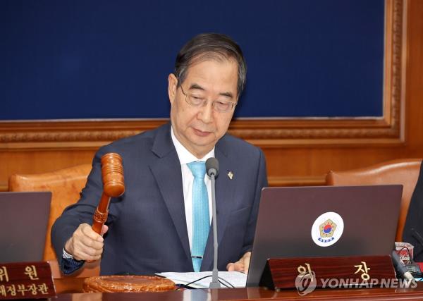 Prime Minister Han Duck-soo bangs the gavel during a Cabinet meeting at the government complex in Seoul on June 4, 2024. (Yonhap)