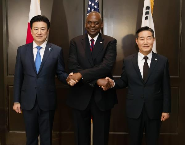 Defense Minister Shin Won-sik (R) and his U.S. and Japanese counterparts, Lloyd Austin (C) and Minoru Kihara, shake hands as they meet for trilateral talks on the sidelines of the Shangri-La Dialogue security co<em></em>nference in Singapore on June 2, 2024, in this photo provided by Shin's office. (PHOTO NOT FOR SALE) (Yonhap)