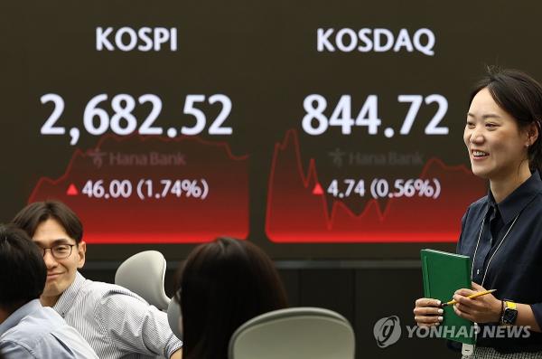 This photo taken June 3, 2024, shows the dealing room of Hana Bank in central Seoul. (Yonhap)