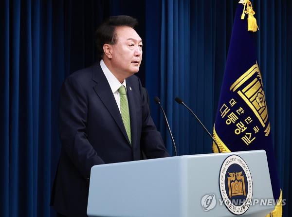 President Yoon Suk Yeol explains a<em></em>bout a potential oil and gas reserve presumed to be buried in the East Sea during a policy briefing at the presidential office on June 3, 2024. (Yonhap)