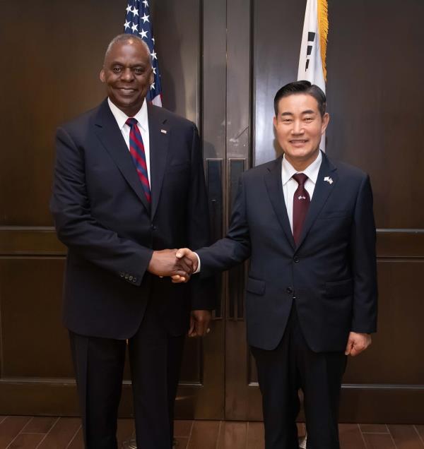 Defense Minister Shin Won-sik (R) shakes hands with his U.S. counterpart, Lloyd Austin, during their meeting held on the sidelines of the Shangri-la Dialogue in Singapore on June 2, 2024, in this photo provided by Shin's office. (PHOTO NOT FOR SALE) (Yonhap)