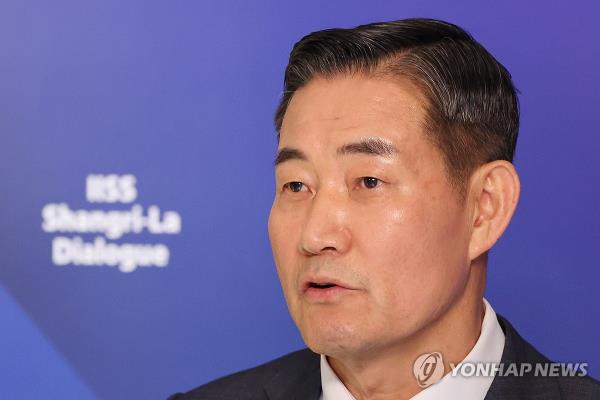 Defense Minister Shin Won-sik speaks to reporters in Singapore on May 31, 2024, on the sidelines of the 21st Shangri-La Dialogue, a regio<em></em>nal security forum. (Yonhap)