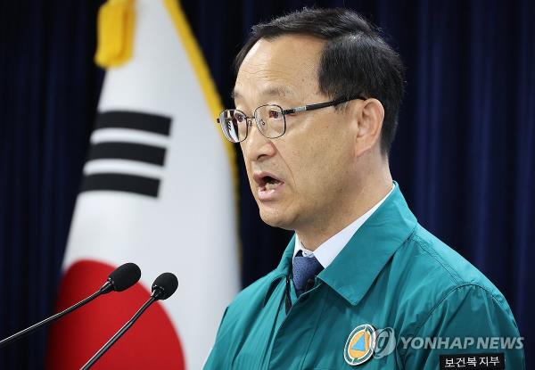 Deputy Health Minister Jun Byung-wang speaks during a briefing in Seoul on May 31, 2024. (Yonhap)