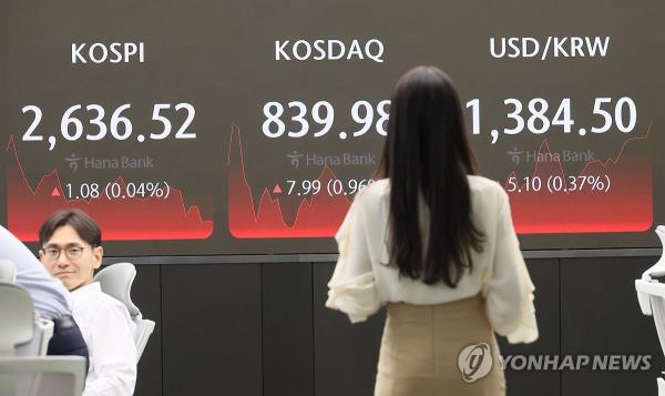 This photo taken on May 31, 2024 shows the dealing room of Hana Bank in Myeongdong, central Seoul. (Yonhap)