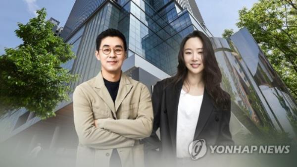 Hybe CEO Park Ji-won (L) and Min Hee-jin, CEO of ADOR, are seen in this computer-generated image provided by Yo<em></em>nhap News TV. (PHOTO NOT FOR SALE) (Yonhap)