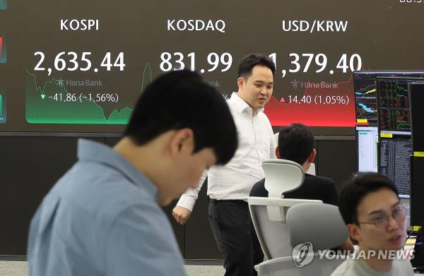 This photo taken on May 30, 2024 shows the dealing room of Hana Bank in Myeongdong, central Seoul. (Yonhap)