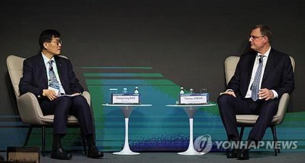 Bank of Korea (BOK) Gov. Rhee Chang-yong (L) engages in discussions with his Swiss counterpart, Thomas Jordan, during the central bank's annual co<em></em>nference at its headquarters in Seoul on May 30, 2024. (Yonhap) 