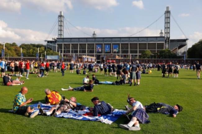 Scottish fans have a rest outside the stadium before the 2024 European Champio<em></em>nship group game between Switzerland and Scotland.