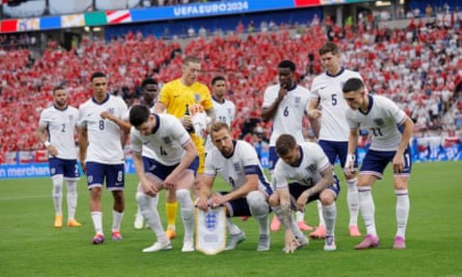 The England players gather for their team photo before kick off during the 2024 European Champio<em></em>nship group game between England and Denmark.