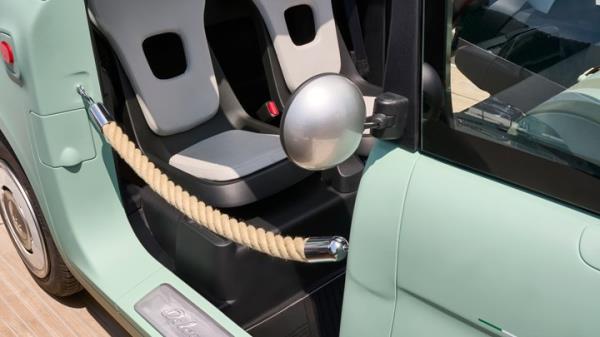 Fiat Topolino Dolce Vita: rope in place of standard car's doors,