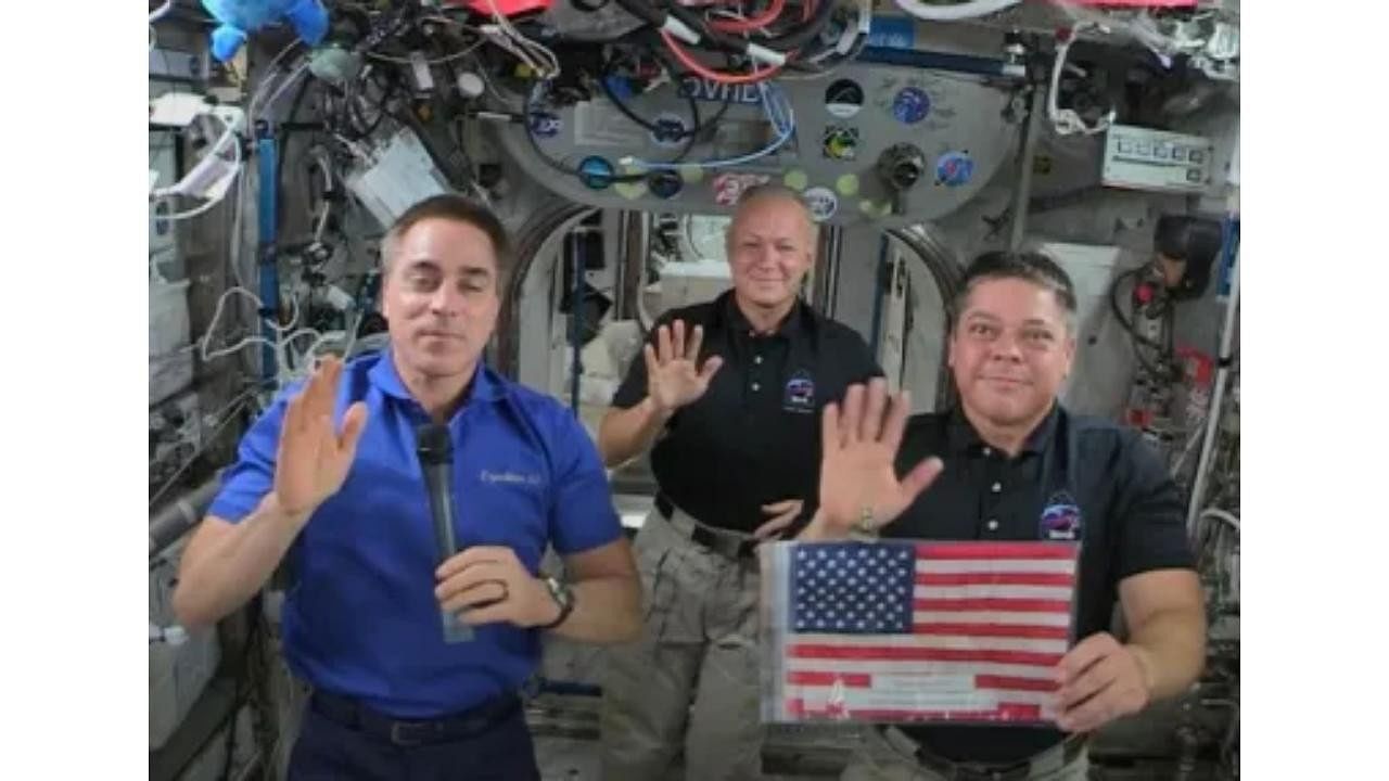In 2013, the 4th of July was celebrated by Expedition 36 astro<em></em>naut Christopher J. Cassidy and Expedition 36 astro<em></em>naut Karen L. Nyberg in space. While Cassidy chose to run in the Four on the 4th road race in his hometown of York, Maine while Nyberg celebrated the day by icing docu<em></em>ments in the colors of the American flag.