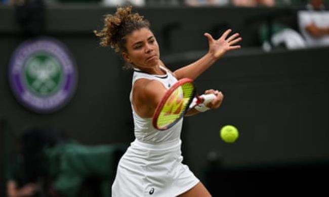 Jasmine Paolini plays a forehand in her win over Bianca Andreescu