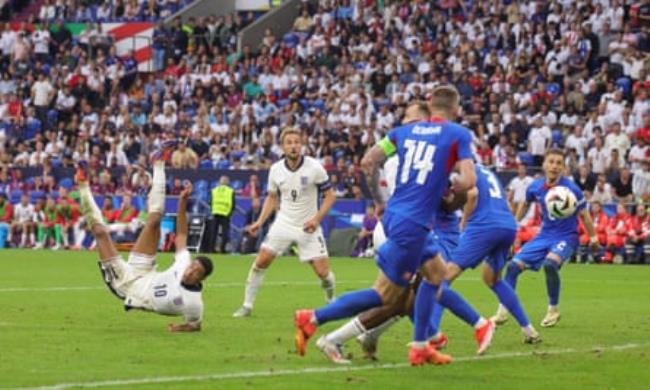 Jude Bellingham scores an overhead bicycle kick during the Euro 2024 last-16 match between England and Slovakia in Gelsenkirchen, Germany