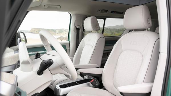 Volkswagen ID. Buzz long-wheelba<em></em>se: front seats and steering wheel, white upholstery