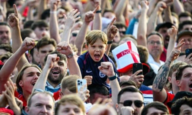 Fans get behind England in the Düsseldorf fan zone