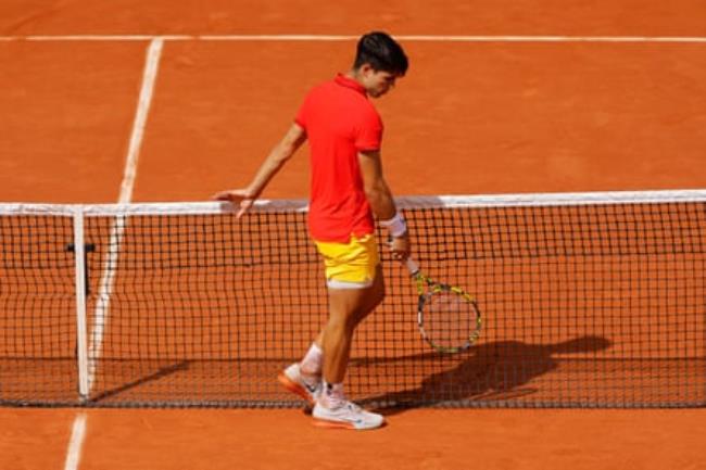 Carlos Alcaraz cuts a disco<em></em>nsolate figure on Court Philippe Chatrier