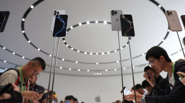 Attendees inspect the new iPho<em></em>nes at Apple headquarters in Cupertino, California. Photo: Justin Sullivan/Getty Images