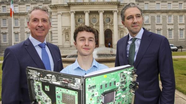 Winner of the 2024 BT Young Scientist & Technology Exhibition, Sean O'Sullivan, with BT's Shay Walsh and Taoiseach Simon Harris