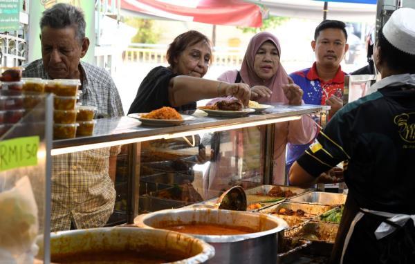 Restoran Deens Maju Nasi Kandar is one of the many popular nasi kandar shops in Penang.