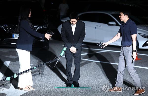 BTS' Suga bows as he attends a police questio<em></em>ning on Aug. 23, 2024, over allegedly drunk driving on an electric scooter earlier this month. (Yonhap)