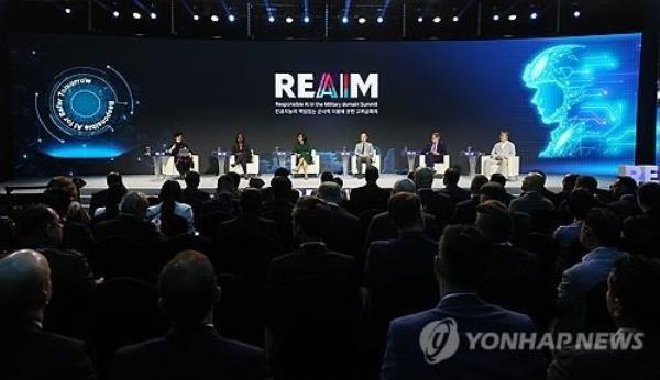 Panelists speak during a session of the second Summit on Respo<em></em>nsible Artificial Intelligence in the Military Domain (REAIM) in Seoul on Sept. 9, 2024. (Yonhap) 