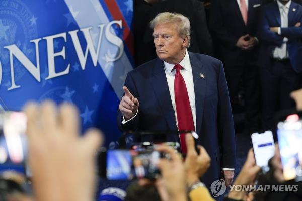 Former President Do<em></em>nald Trump speaks to reporters after a presidential debate with Democratic presidential nominee Vice President Kamala Harris in Philadelphia on Sept. 10, 2024, in this photo released by the Associated Press. (Yonhap)