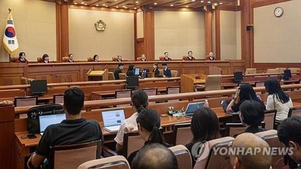 The justices of the Co<em></em>nstitutional Court are seated to hand down a verdict on the nation's carbon neutrality law on Aug. 29, 2024. (Pool photo) (Yonhap)