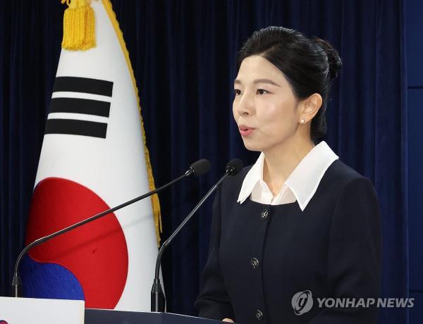 This photo, taken Aug. 23, 2024, shows Kim In-ae, deputy spokesperson at the unification ministry, speaking at a regular press briefing in Seoul. (Yonhap)