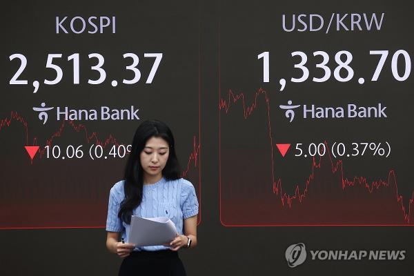 This photo taken Sept. 11, 2024, shows the dealing room of Hana Bank in central Seoul. (Yonhap)