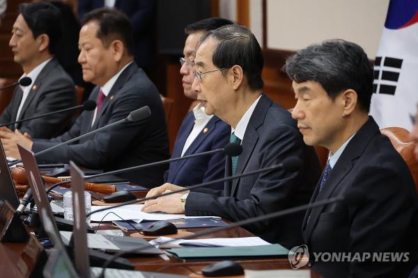 Prime Minister Han Duck-soo (2nd from R) speaks during a Cabinet meeting at the government complex in Seoul on Sept. 3, 2024. (Yonhap)