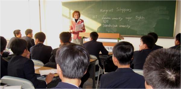 This undated file photo, provided by the East Asia Education, Culture and Cooperation Foundation, shows a foreign professor at Pyo<em></em>ngyang University of Science and Technology teaching English in 2011. (PHOTO NOT FOR SALE) (Yonhap)