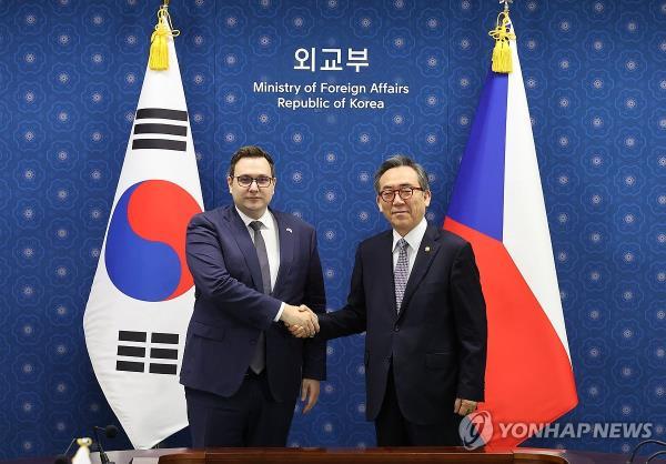 Foreign Minister Cho Tae-yul (R) poses with Czech Foreign Minister Jan Lipavsky ahead of their talks at the foreign ministry in Seoul on Sept. 9, 2024. (Yonhap) 