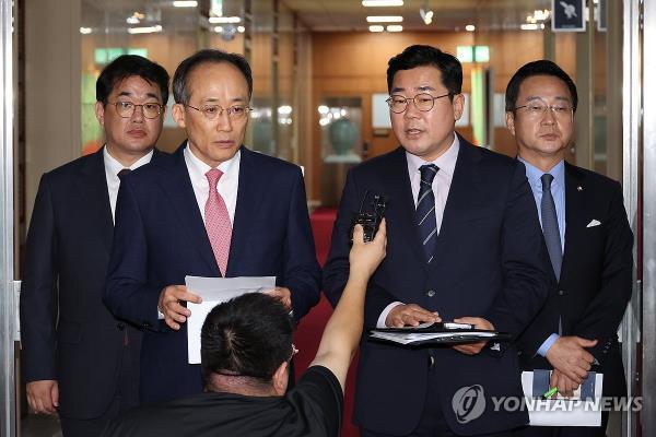 Rep. Choo Kyung-ho (2nd from L), floor leader of the ruling People Power Party, and his main opposition Democratic Party counterpart, Park Chan-dae (2nd from R), speak during a briefing at the Natio<em></em>nal Assembly in Seoul on Sept. 9, 2024. (Yonhap)