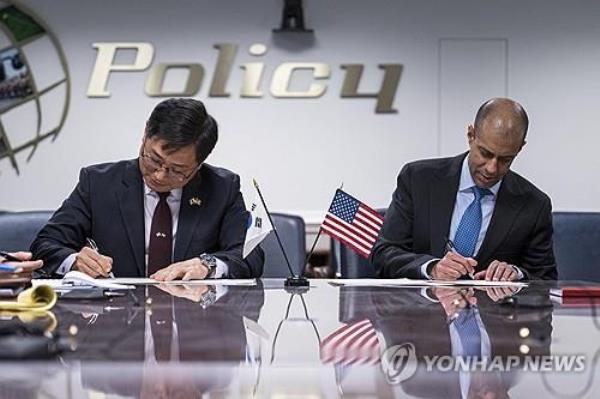 Cho Chang-rae (L), head of the South Korean defense ministry's policy bureau, and Vipin Narang, U.S. principal deputy assistant secretary of defense for space policy, sign the l<em></em>inkwork on the South Korea-U.S. Nuclear Co<em></em>nsultative Group (NCG) at the Pentagon in Arlington County, Virginia, on Feb. 12, 2024, in this photo provided by Seoul's defense ministry. (PHOTO NOT FOR SALE) (Yonhap)