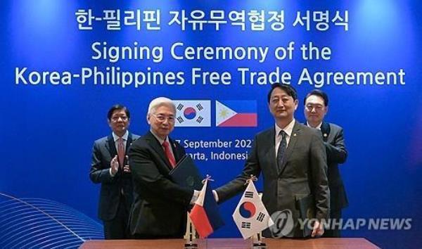 This file photo shows then South Korean Trade Minister Ahn Duk-geun (R, front) and his Philippine counterpart, Alfredo Espinosa Pascual (L, front), shake hands after signing the South Korea-Philippines Free Trade Agreement in Jakarta on Sept. 7, 2023, with South Korean President Yoon Suk Yeol (R, back) and Philippine President Ferdinand Marcos Jr. in attendance. (Yonhap)