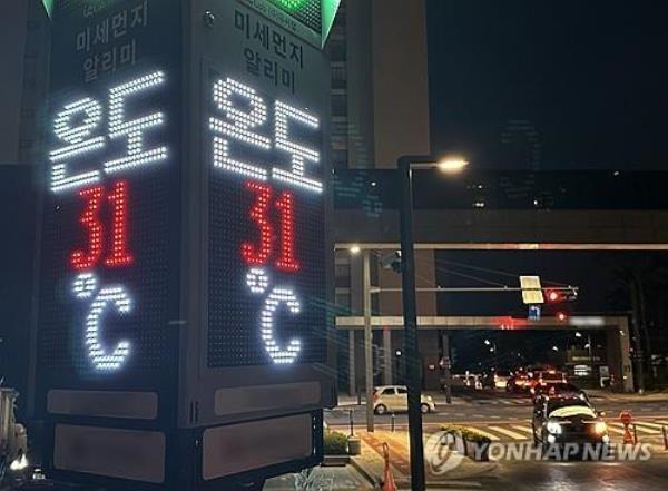 An electric board of an apartment complex in Seoul shows a temperature of 31 C on the night of Sept. 10, 2024. (Yonhap)