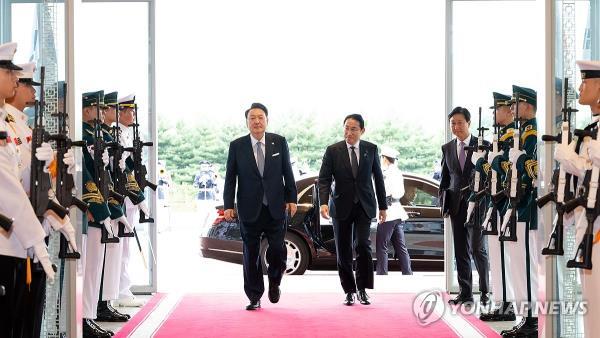 President Yoon Suk Yeol (L) and Japanese Prime Minister Fumio Kishida enter the presidential office in Seoul on Sept. 6, 2024, in this photo provided by Yoon's office. (PHOTO NOT FOR SALE) (Yonhap)