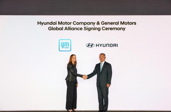 Hyundai Motor Group Executive Chair Euisun Chung (R) and General Motors Co. CEO Mary Barra shakes hands during a global alliance signing ceremony in New York in this photo provided by the Korean company. (PHOTO NOT FOR SALE) (Yonhap)