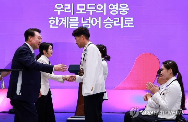 President Yoon Suk Yeol (L) and first lady Kim Keon Hee (2nd from L) award 