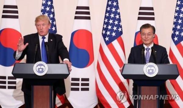 South Korean President Moon Jae-in (R) and U.S. President Do<em></em>nald Trump hold a joint co<em></em>nference following their bilateral summit at the South Korean presidential office Cheong Wa Dae in Seoul, in this Nov. 7, 2017, file photo. (Yonhap)