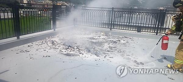 This file photo, provided by the fire services of northern Gyeo<em></em>nggi Province on July 25, 2024, shows a suspected fire being put out after a North Korean trash-carrying balloon landed on a rooftop of a residential building in Goyang, just north of Seoul, the previous day. (PHOTO NOT FOR SALE) (Yonhap)