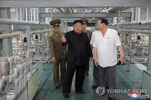 North Korean leader Kim Jong-un (in black suit) speaks during an inspection at the Nuclear Weapons Institute and the production ba<em></em>se of weapons-grade nuclear materials, in this image provided by the North's official Korean Central News Agency on Sept. 13, 2024. (For Use o<em></em>nly in the Republic of Korea. No Redistribution) (Yonhap) 