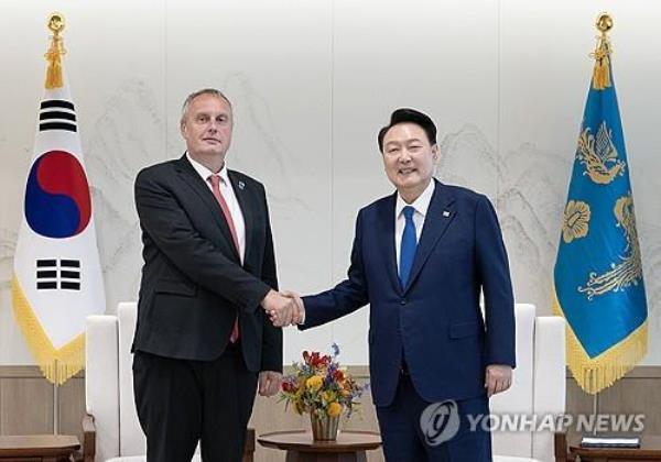 President Yoon Suk Yeol (R) shakes hands with Czech Natio<em></em>nal Security Adviser Tomas Pojar during their meeting at the presidential office in Seoul on Sept. 4, 2024, in this photo provided by Yoon's office. (PHOTO NOT FOR SALE) (Yonhap) 