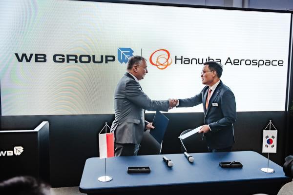 Hanwha Aerospace Co. CEO Son Jae-il (R) and WB Group President Piotr Wojciechowski shake hands on Sept. 4, 2024, after signing a memorandum of understanding in Poland, in this photo provided by Hanwha Aerospace. (PHOTO NOT FOR SALE) (Yonhap)