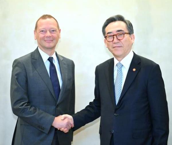 Emmanuel Bo<em></em>nne (L), senior diplomatic adviser to French President Emmanuel Macron, poses with Foreign Minister Cho Tae-yul, ahead of their meeting at the foreign ministry in Seoul on Sept. 3, 2024, in this photo provided by Cho's office. (PHOTO NOT FOR SALE) (Yonhap) 