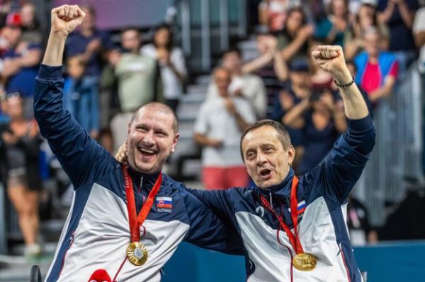 Slovak para table tennis players Peter Lovaš (left) and Ján Riapoš pose with their gold medals on August 31, 2024.