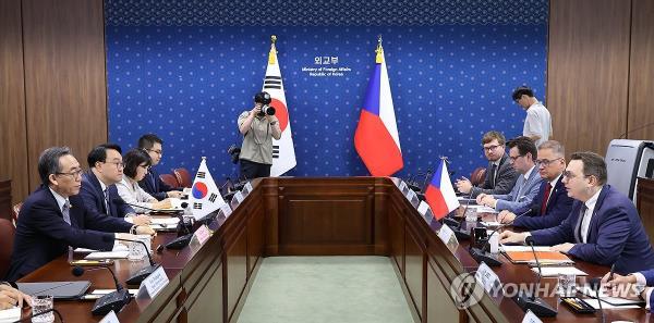 Foreign Minister Cho Tae-yul (L) holds talks with Czech Foreign Minister Jan Lipavsky (R) at the foreign ministry in Seoul on Sept. 9, 2024. (Yonhap) 